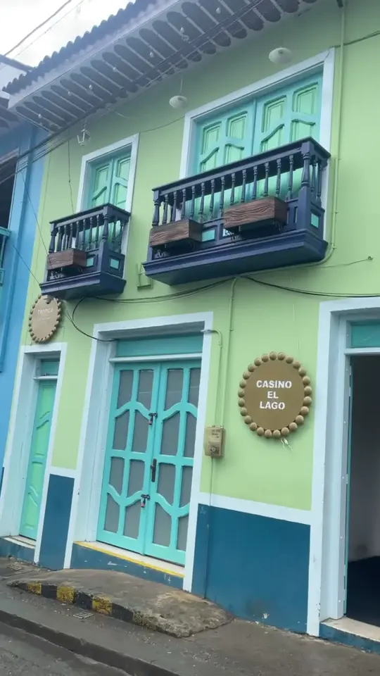 Casa colonial verde con balcones en el pueblo de Calima