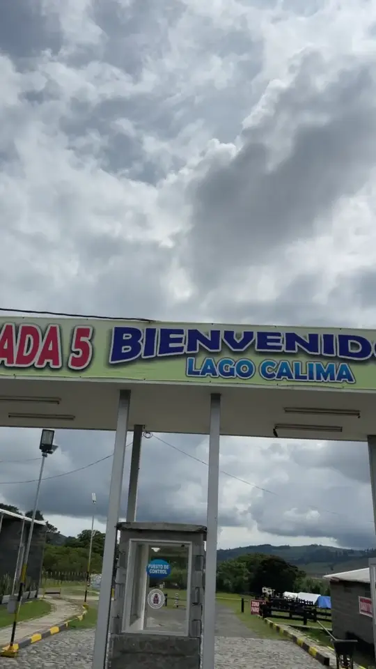Entrada del municipio con el letrero Bienvenidos al Lago Calima