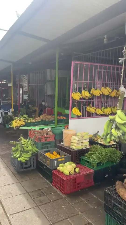 Mercado local con frutas y verduras frescas