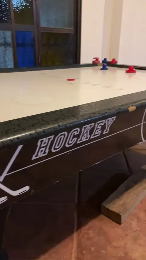 Mesa de hockey de aire en la zona de juegos