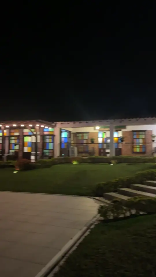 Casa principal de la finca vista de noche desde el jardín
