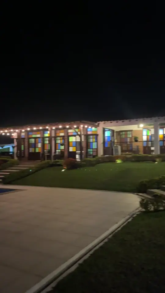 Fachada de la finca iluminada con luces de colores