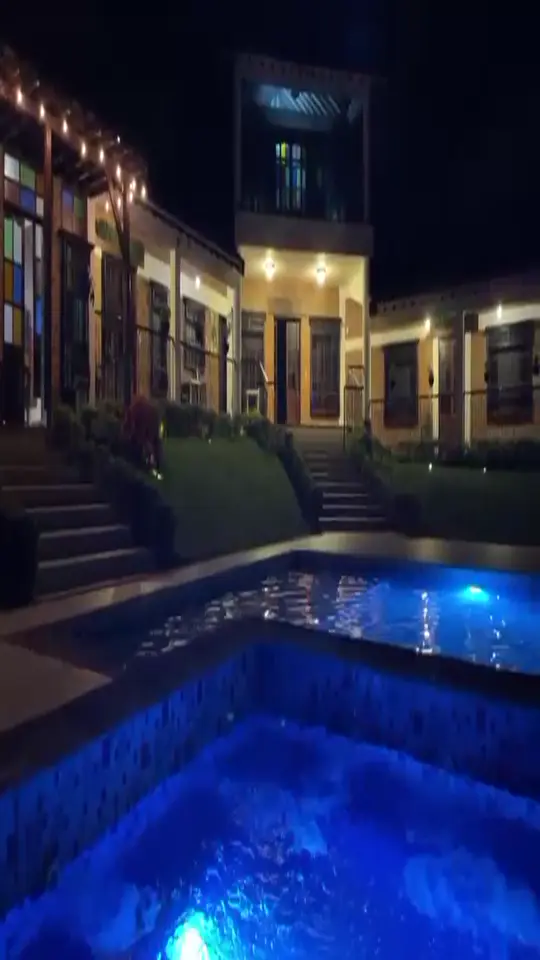 Jacuzzi iluminado con luz azul de noche