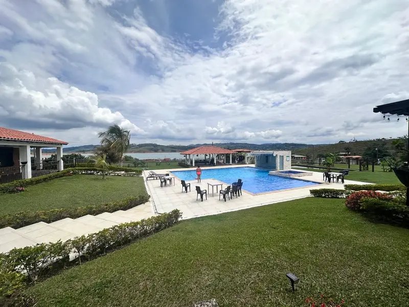 Piscina de la finca con el Lago Calima al fondo