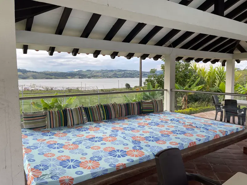 Terraza con cama de descanso y vista al Lago Calima