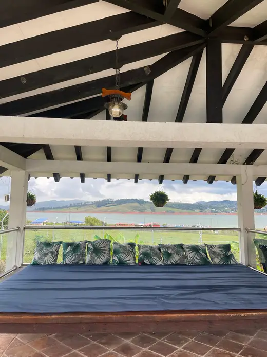 Terraza de la finca con vista al Lago Calima
