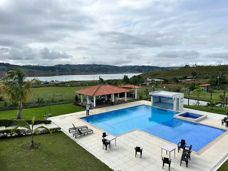 Vista de la piscina de la finca con el Lago Calima al fondo